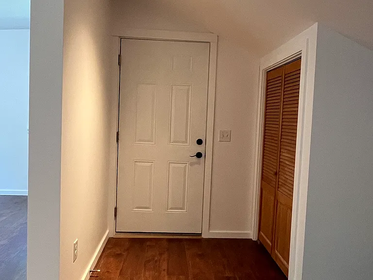 ENTRY DOOR WITH CLOSET