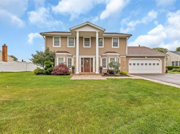 133 Pace Drive S, West Islip, NY 11795