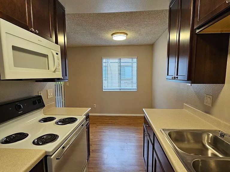 Del Mar Apartment Homes — Photo 17