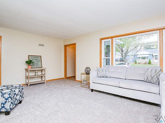 4th image of 1515 S Willow Ave