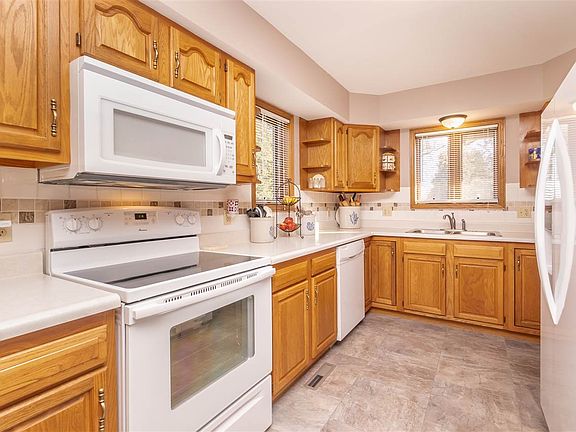 4th image of 103 E Ave
