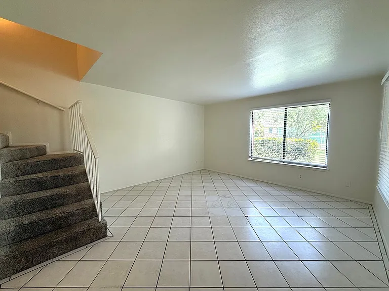 900 W Village Ln — Photo 2