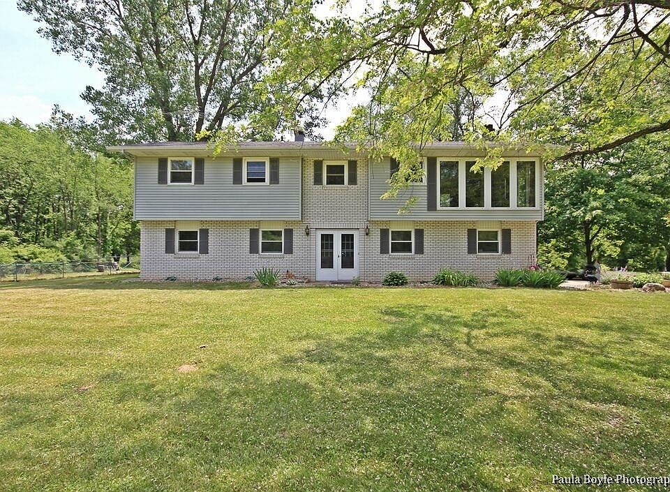 Spacious Bilevel on 2 Acres!!