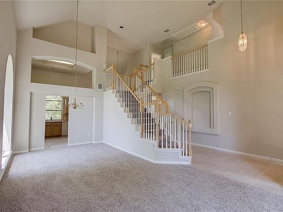 3rd image of 1902 Oak Hollow Dr