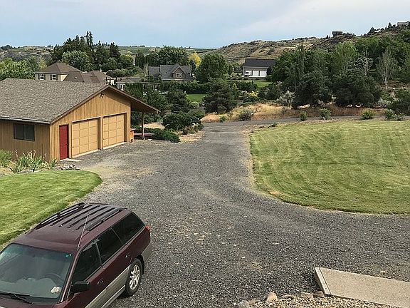 3rd image of 90 Orchard Dr