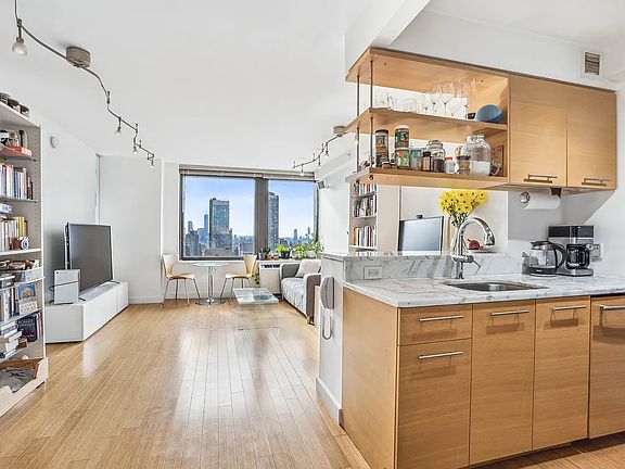3rd image of 100 W 39th St APT 39H