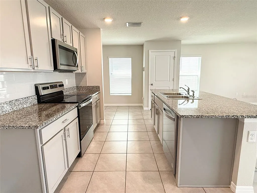 4 bed, 2.5 bath, 2328 sqft, $2,700 — Photo 4