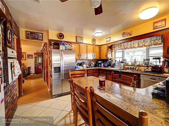 5th image of 370 SE 14th Ave