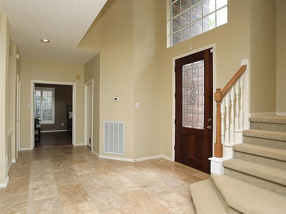Another View of Foyer leading into 2nd Bedroom.