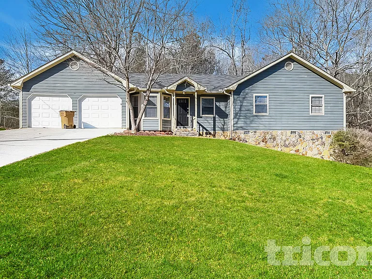 110 Springvalley Way — Photo 2
