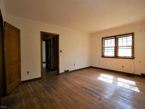 5th image of 1968 Hyacinth Ave E