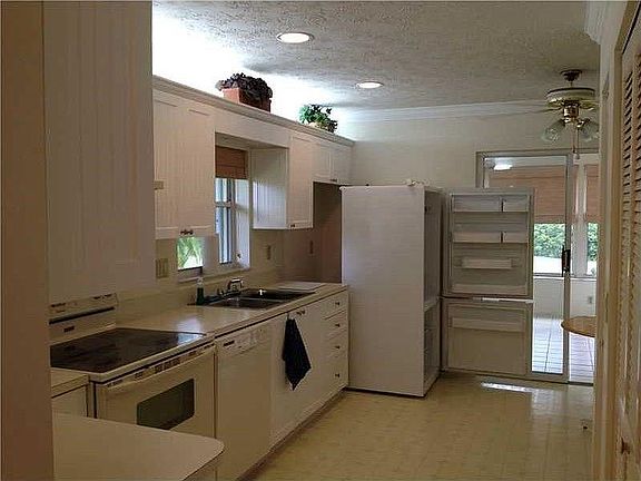 4th image of 260 N Grove Isle Cir