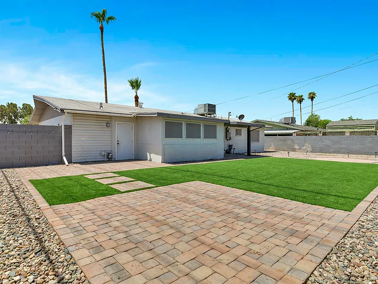 3702 W Tuckey Ln — Photo 4