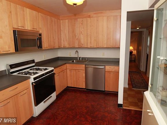 2nd image of 872 Quince Orchard Blvd #10