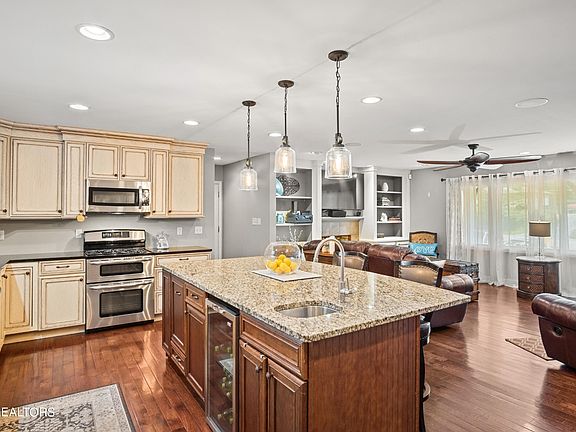 3rd image of 11153 Hughlan Dr