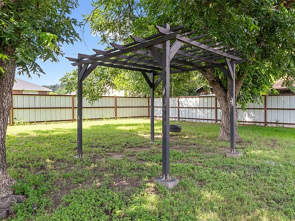 5th image of 4414 Mimosa Dr