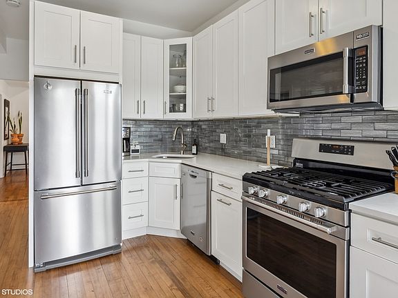 4th image of 5247 W Warwick Ave
