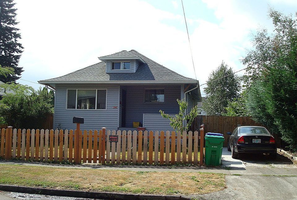 Front view with driveway with cobblestone center