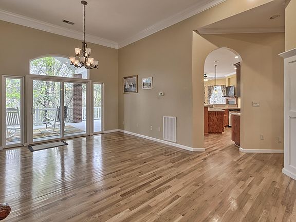 5th image of 126 Leslie Loch Ln