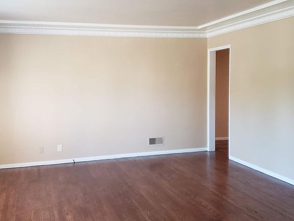 3rd image of 10609 Ayres Ave