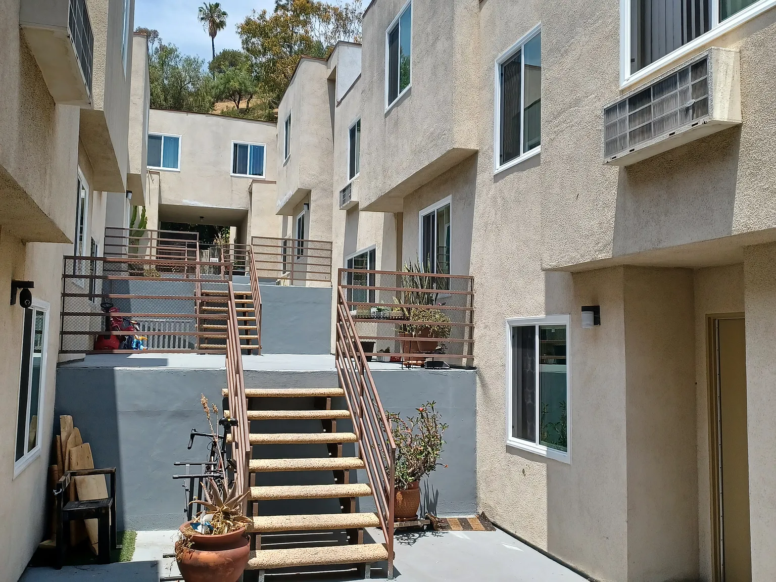 1311 N Broadway — Photo 2