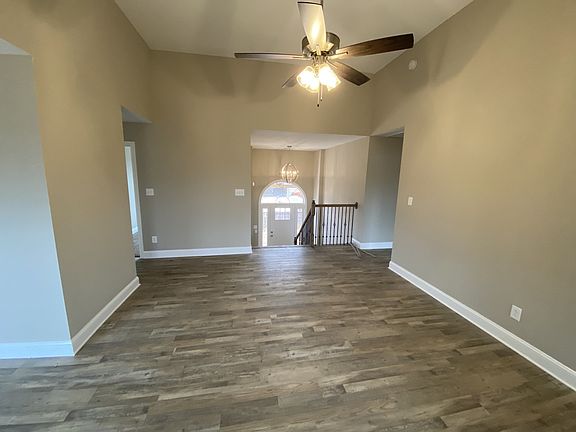 3rd image of 204 Cedar Spgs