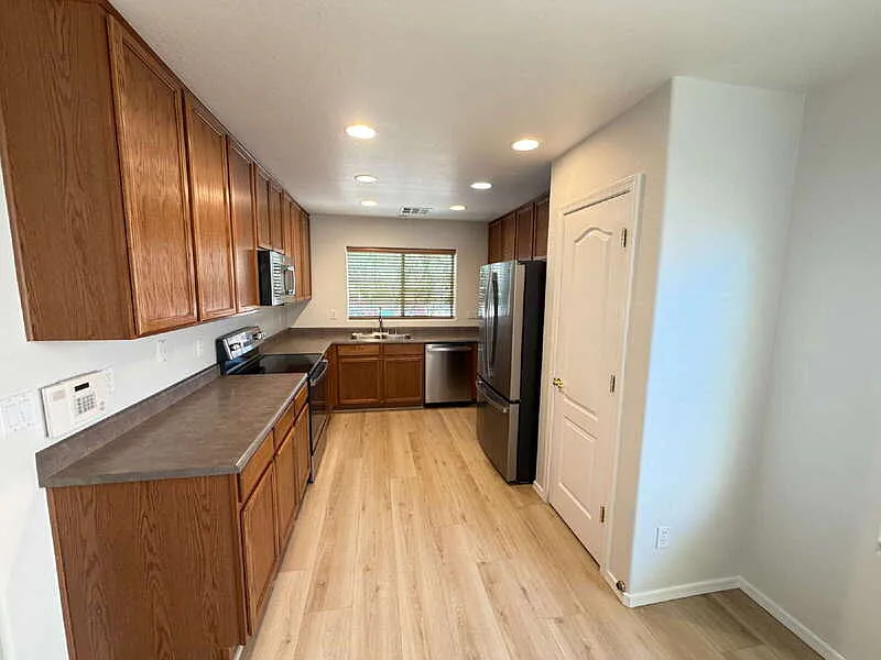 4 bed, 2.0 bath, 1583 sqft, $1,800 — Photo 2