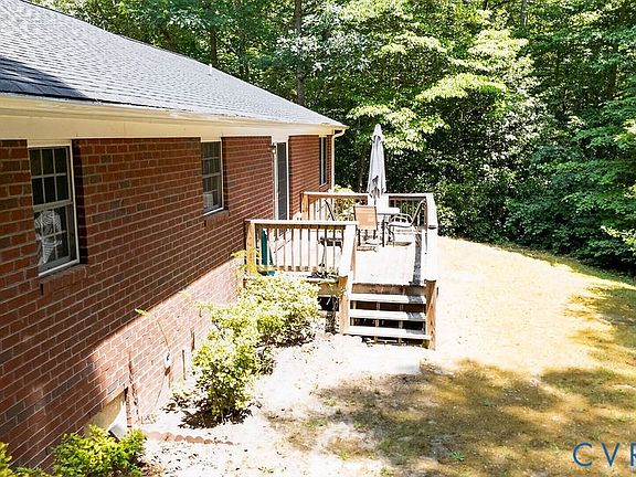 4th image of 437 Doggett Ln