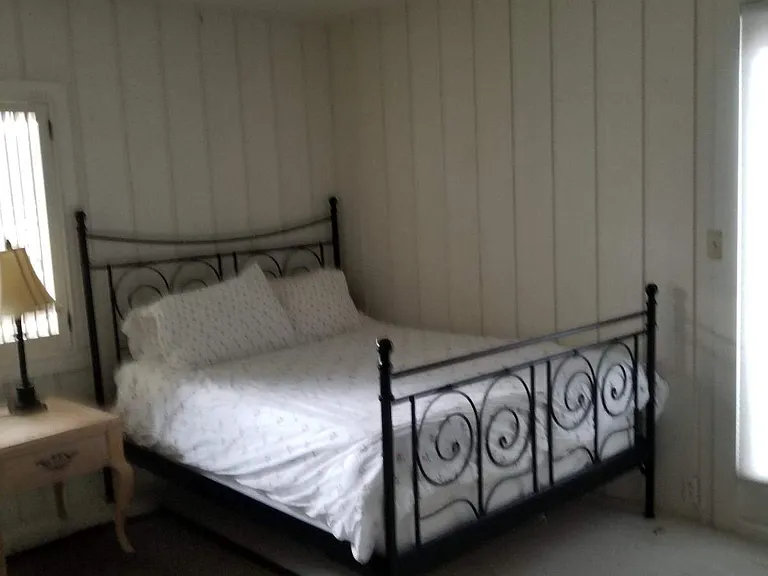 Queen bed in 2nd bedroom