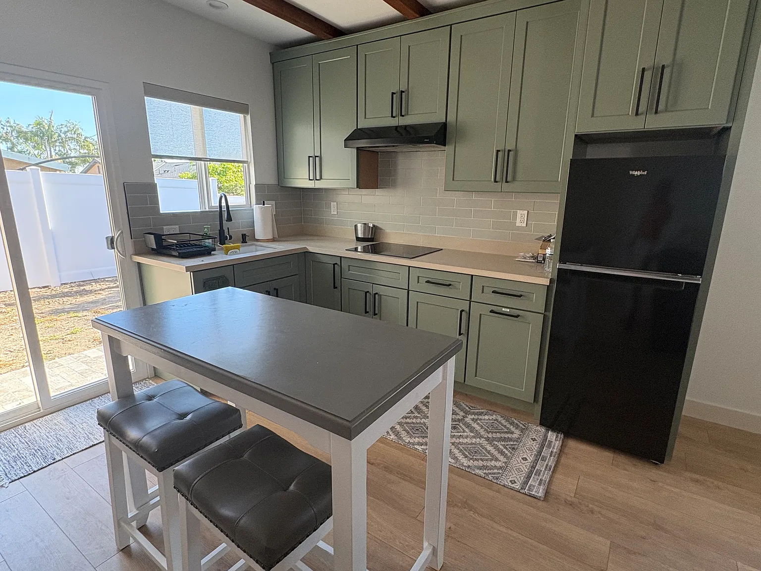 2 bed, 664 sqft, $3,000 — Photo 2