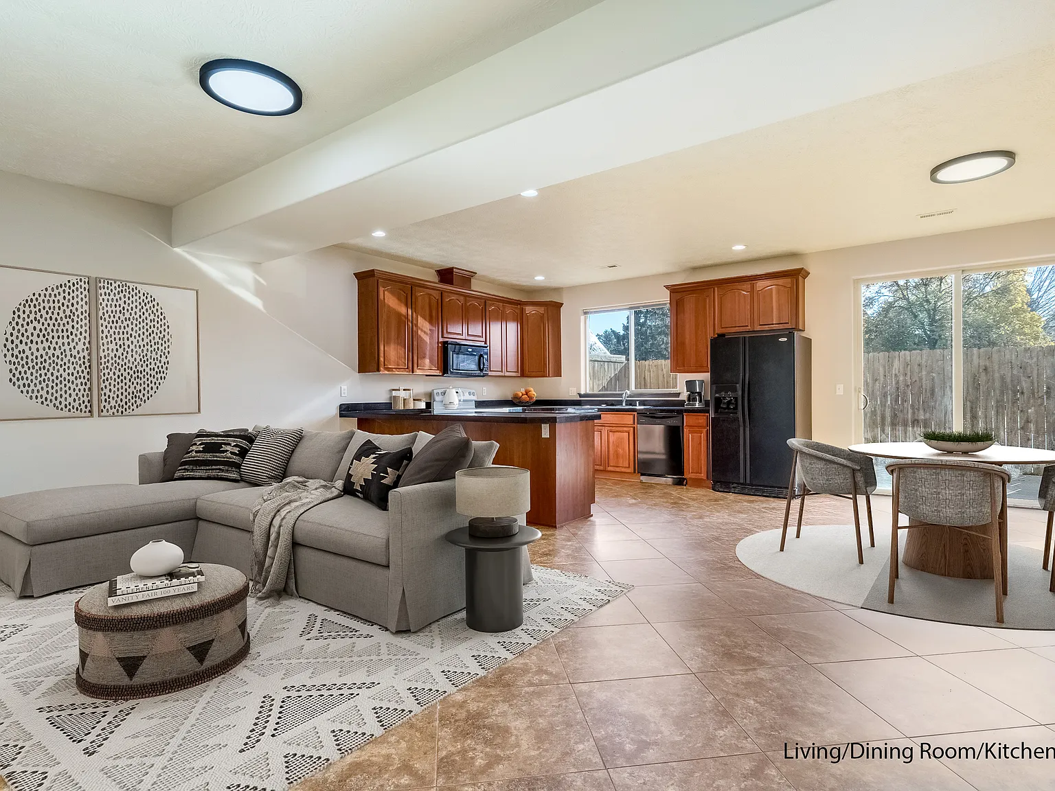 3 bed, 2.5 bath, 1600 sqft, $2,000 — Photo 3