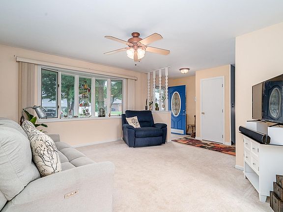4th image of 109 N Menominee Dr