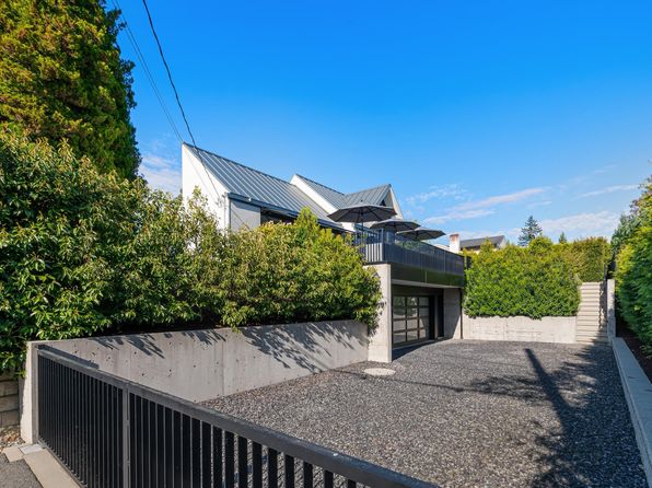 1990 Fulton Ave, West Vancouver, BC V7V 1S9