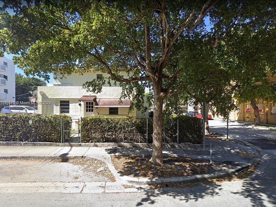 2nd image of 404 SW 5th Ave #B1