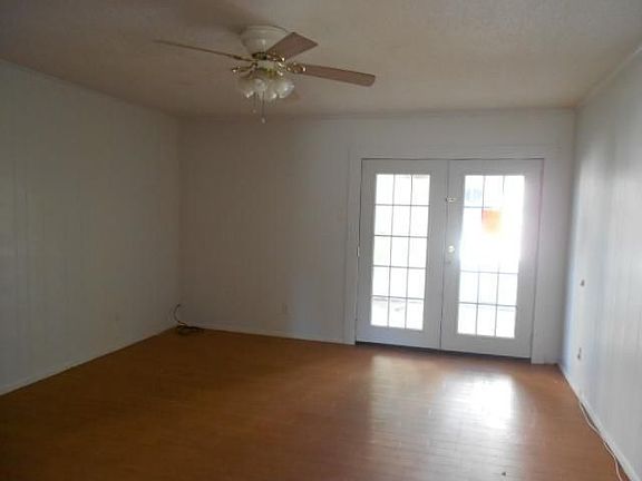 3rd image of 913 Meadow Mead Dr