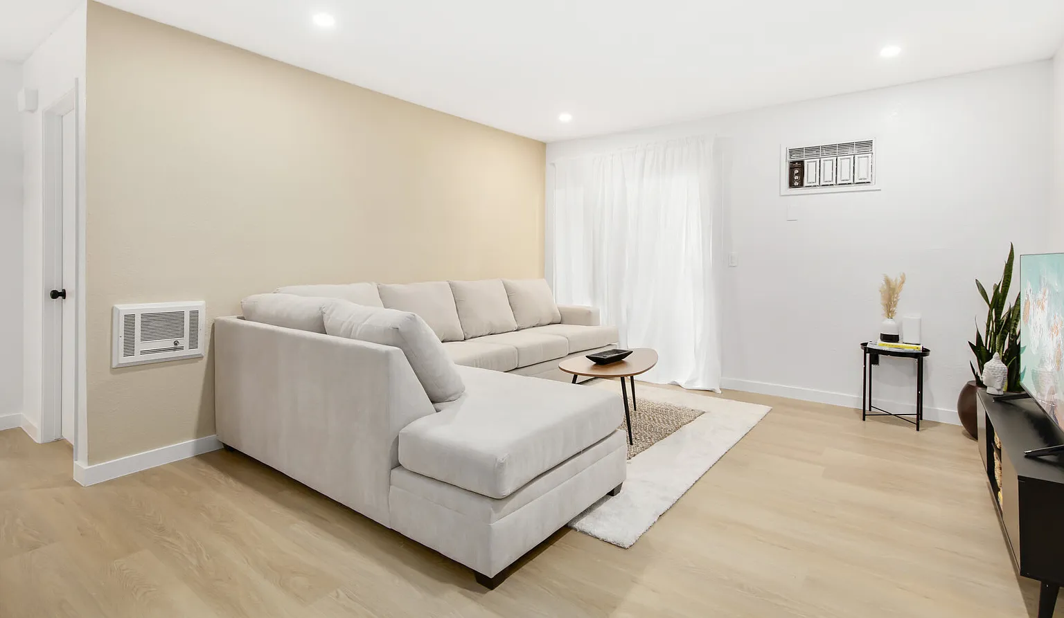 Peaceful2 BR home with Parking & WIFI — Photo 3