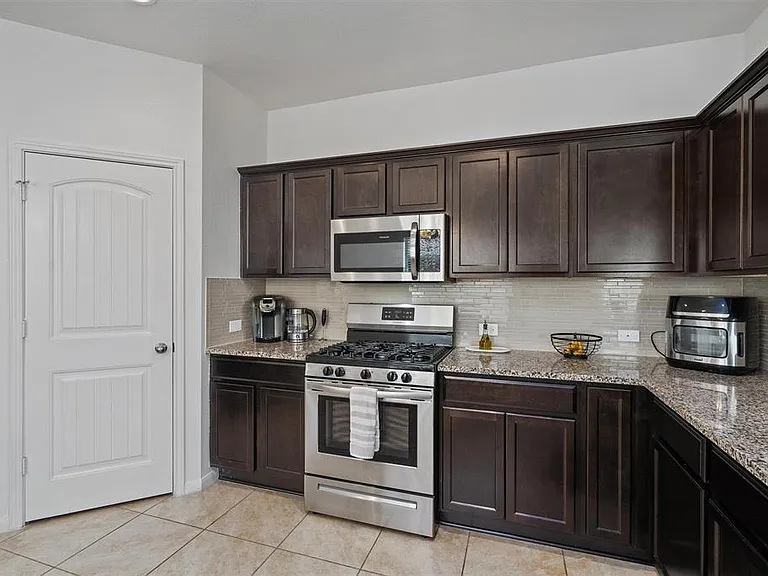 10308 Hatton Ln — Photo 8