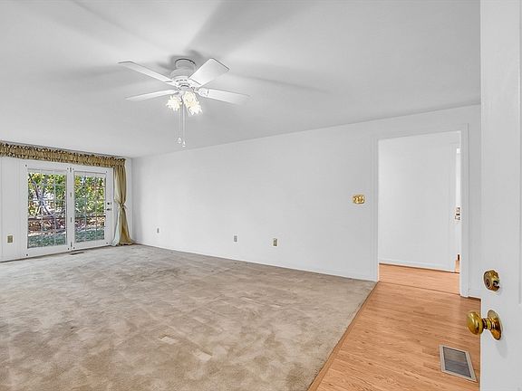 5th image of 6 Essex Green Ln #A