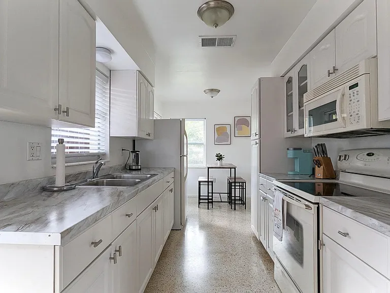 2846 W Tamiami Cir — Photo 10