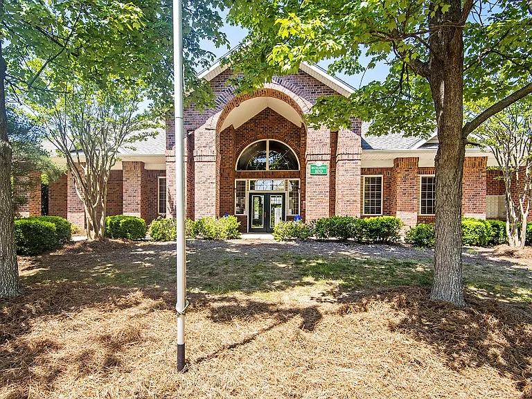 Laurel Pointe — Photo 14