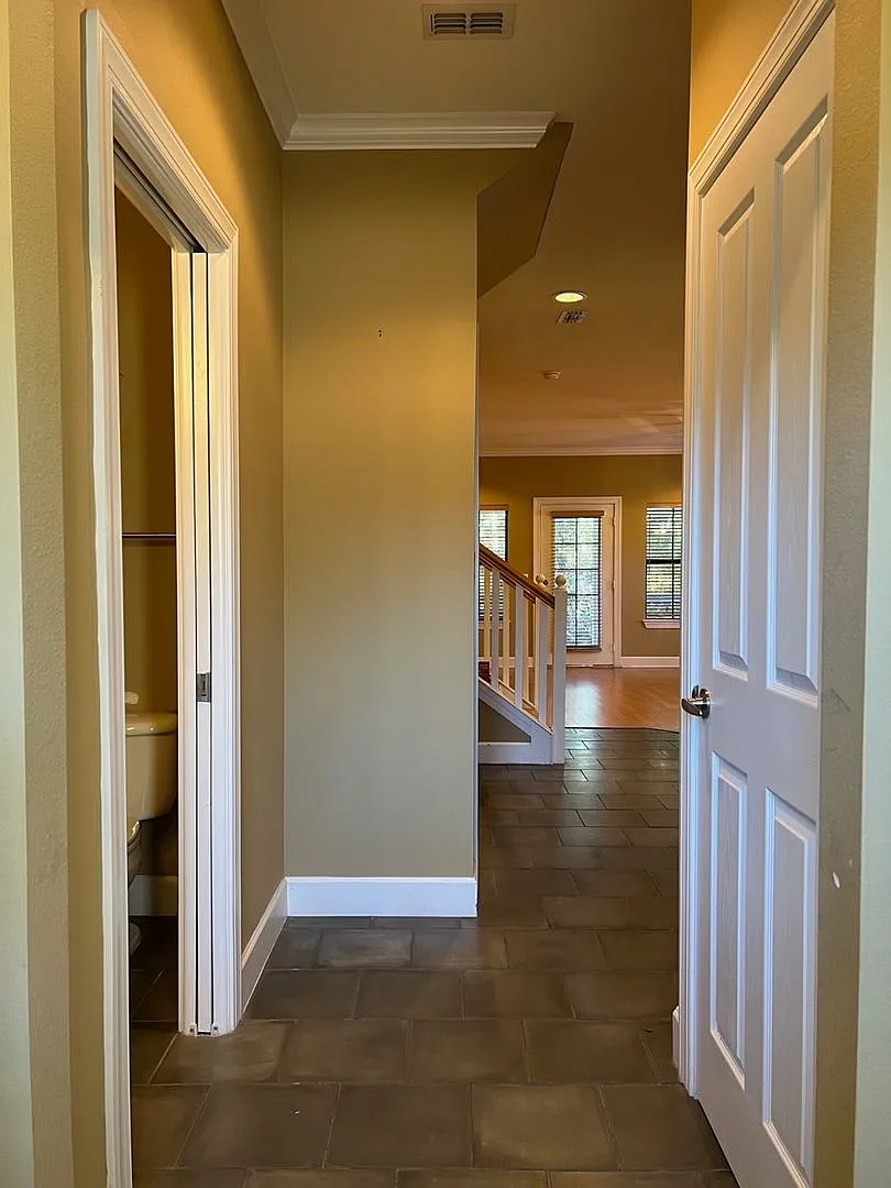 Building Photo - 38 S Haven Cir