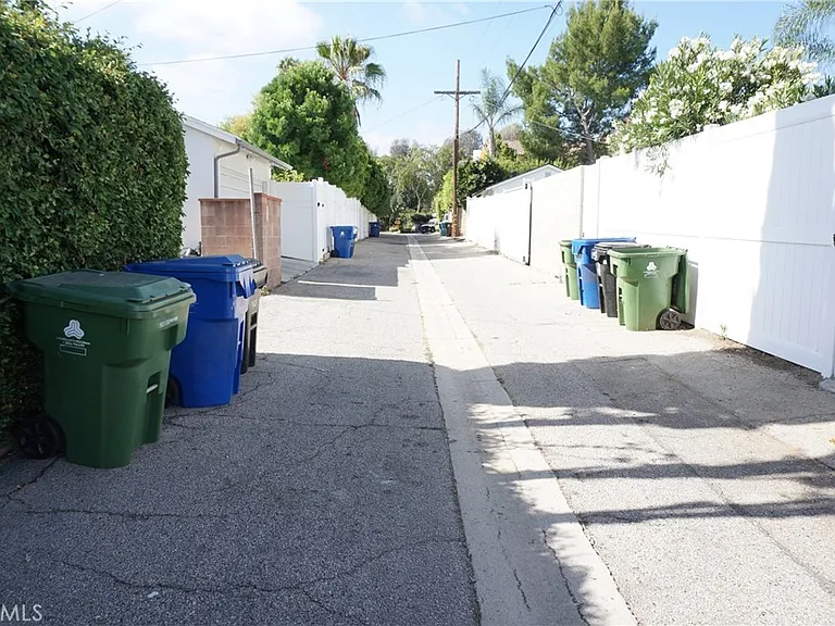 5540 Balboa Blvd — Photo 67