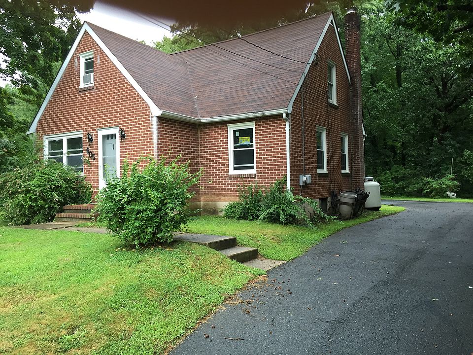 2nd image of 605 Magnolia Rd