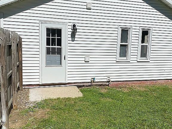 Side entry  -into kitchen