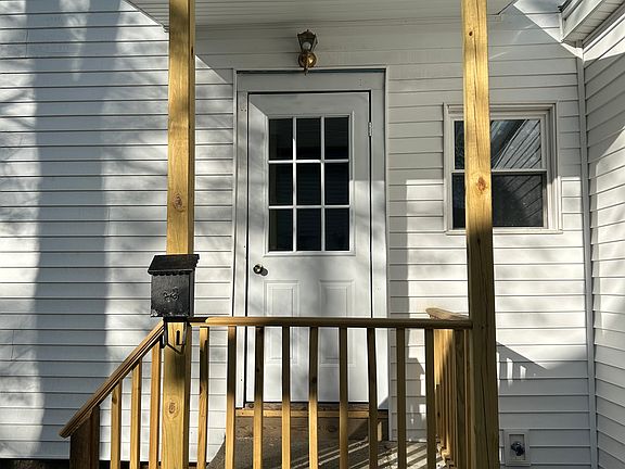 4th image of 103 Sanford St #Up