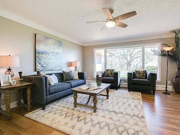 3rd image of 136 Warburton St E