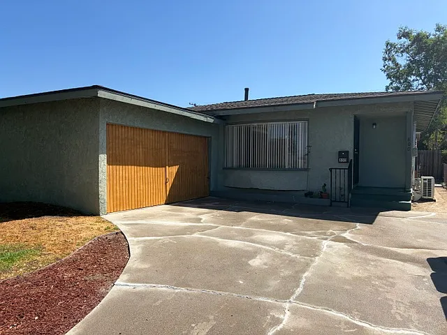 3 bed, 1.5 bath, 1100 sqft, $2,700 — Photo 2
