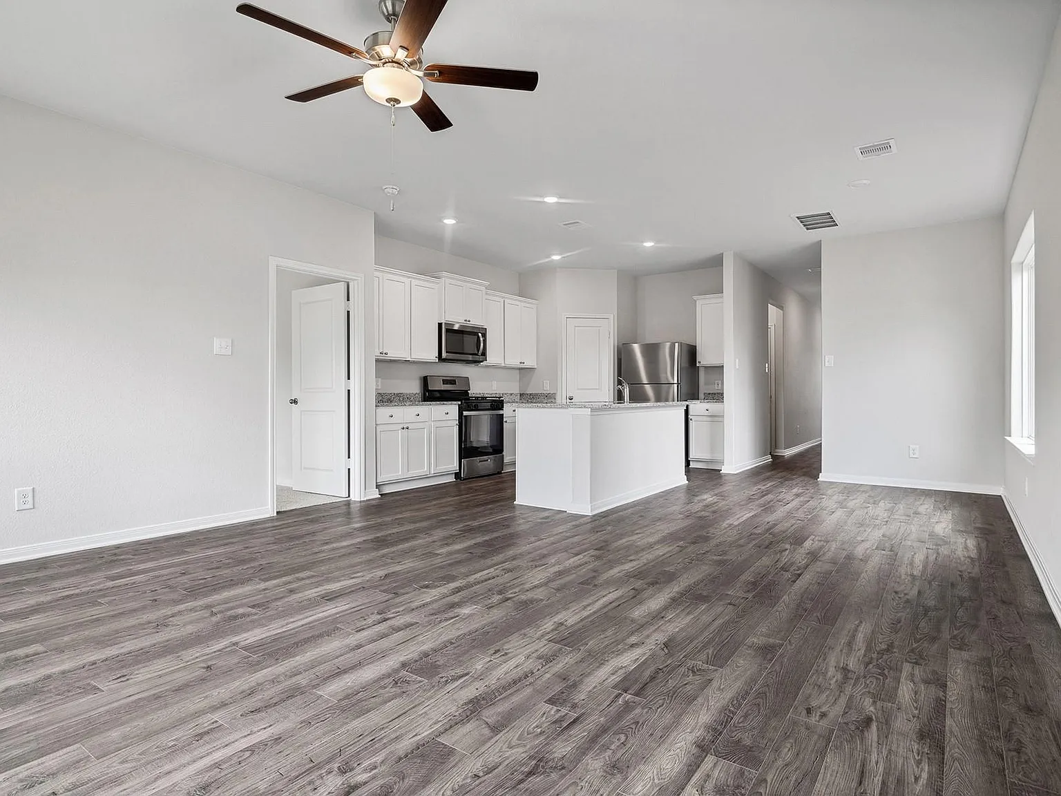3 bed, 2.5 bath, 1815 sqft, $2,450 — Photo 3