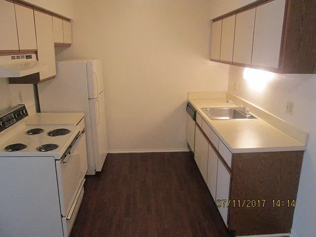 Eastwood Village Apartments — Photo 43