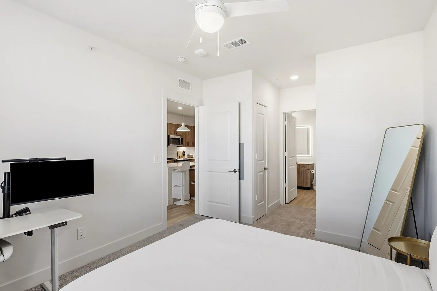 1 bed, 1.0 bath, 7373 sqft, $4,054 — Photo 3